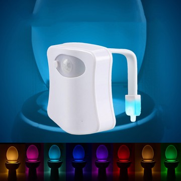 Praktické LED osvetlenie toalety s pohybovým senzorom